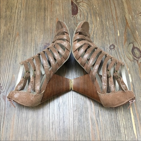 Kenneth Cole Reaction Tan Snakeskin Caged Heels 8 - Picture 5 of 8
